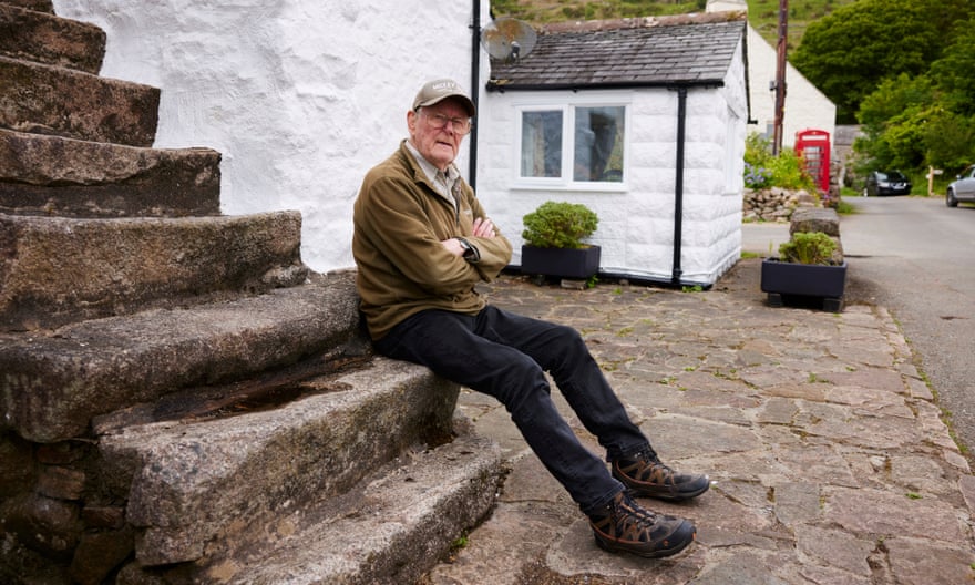 Mickey Jupp outside the Boot Inn.