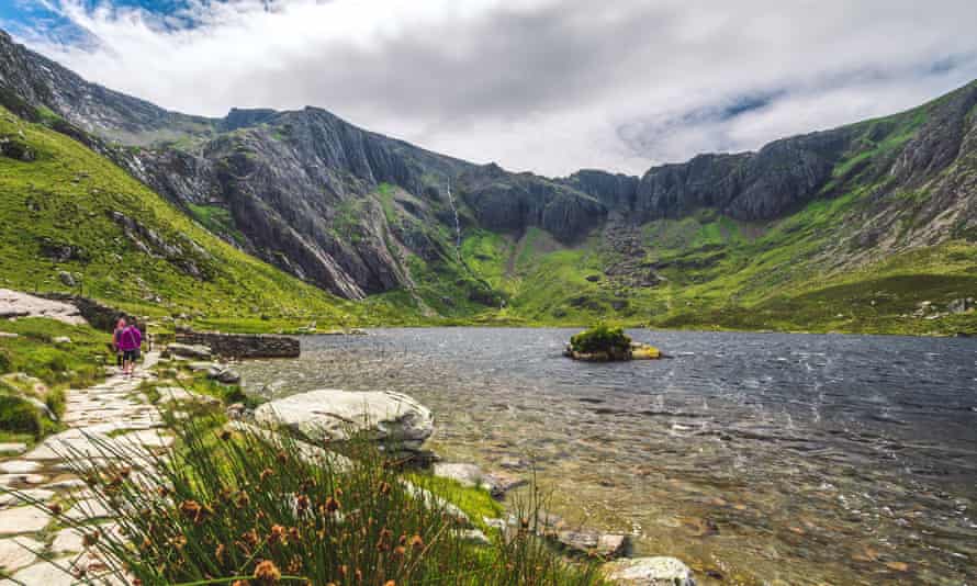 Llyn Idwal lake and mountains, Snowdonia
