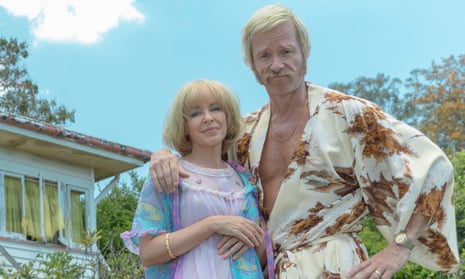 Kylie Minogue and Guy Pearce as Kaye and Keith Hall in Swinging Safari.