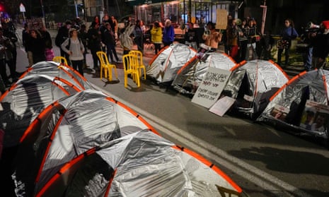 Tents set up outside Netanyahu’s home in protest