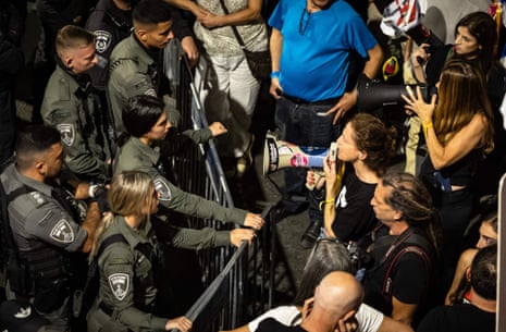 Security forces block Israeli demonstrators shouting slogans against Prime Minister Benjamin Netanyahu during an anti-government protest in Jerusalem on November 4, 2023, amid the ongoing battles between Israel and the Palestinian group Hamas.