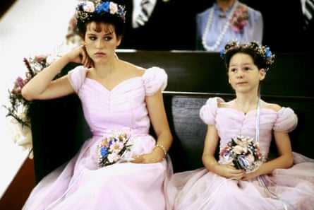 Ringwald (kiri) pada Sixteen Candles tahun 1984