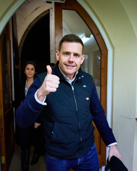 Matt Goodwin Levenshulme'deki kilisenin önünde kampanya yürütüyoruz