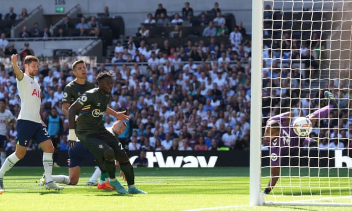 Eric Dier (kneeling) heads home Spurs’ second goal.