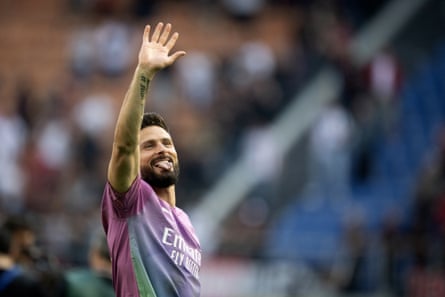 Olivier Giroud waves to fans after Milan’s 3-0 win over Lecce