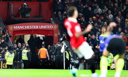 Cristiano Ronaldo traverse le tunnel pour quitter Old Trafford