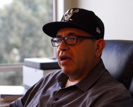 Javier Martinez wearing a achromatic hat, achromatic glasses and a acheronian shirt