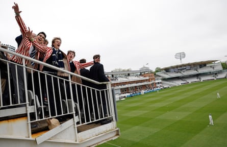 Pendukung Harrow di dek atas Tavern Stand di Lord's pada hari Jumat