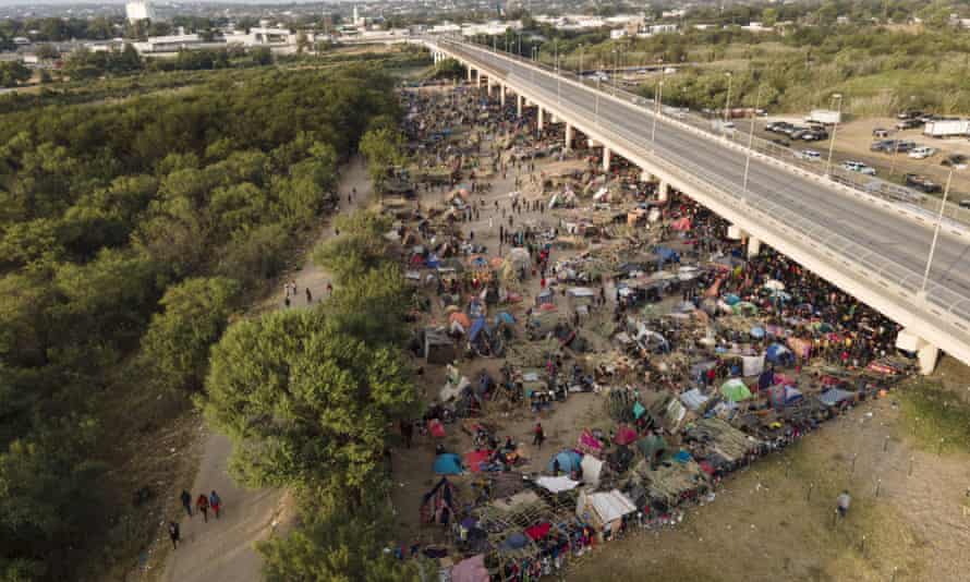 ABD medyasına bomba gibi düşen görsel: Texas'ın Del Rio kentinde konuşlanan bir göçmen "kasabası". Çoğunluğunun Haiti'li olduğu belirtilen göçmenlerin sayısı Cumhuriyetçileri tetiklerken, şartların zorluğu ise Demokratlardan tepki toplamıştı. Guardian, 2021.