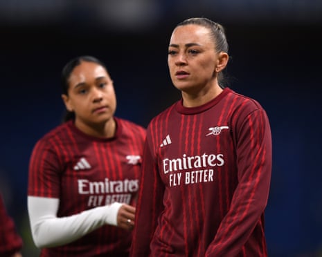 केटी मैककेबे किकऑफ के लिए तैयारी करती हैं।