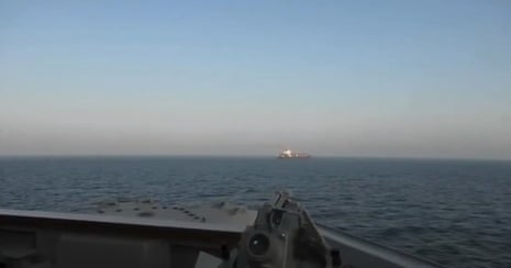 अमेरिकी नौसेना का एक जहाज़ एक ईरानी जहाज़ के करीब पहुँचता है