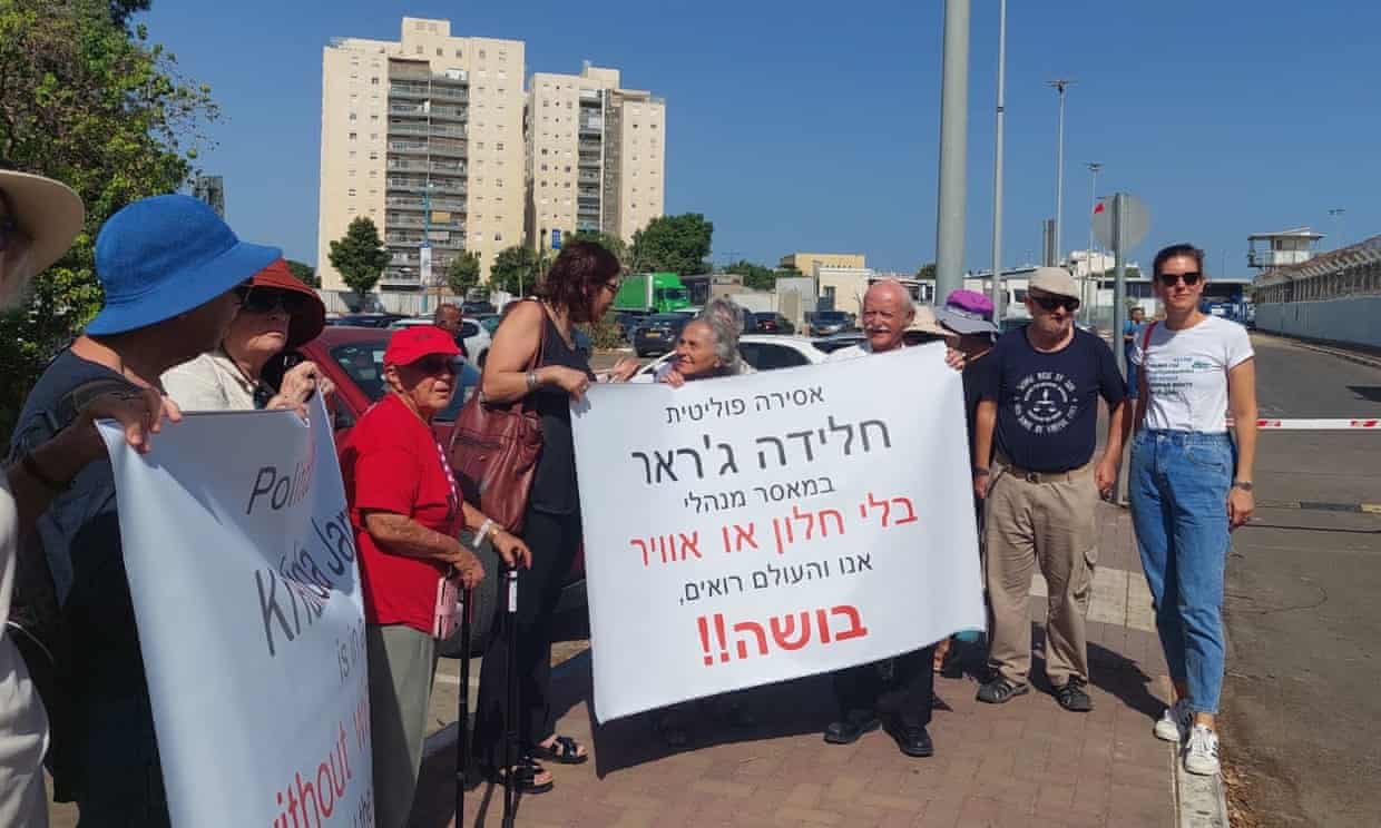 Holocaust survivor marks 80th birthday with protest outside Israeli prison