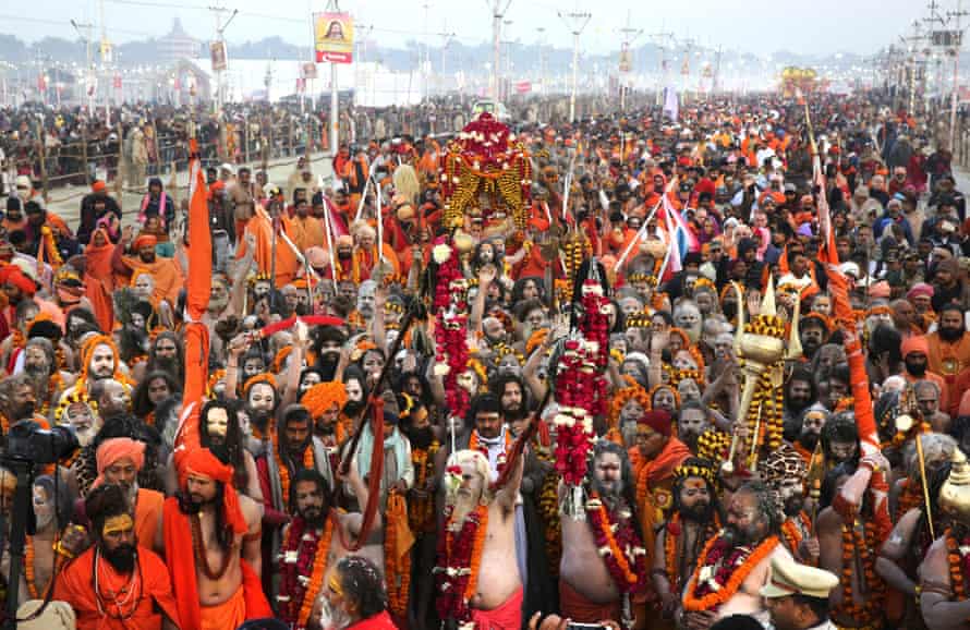Hindu holy men arrive en masse