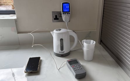 Testing Russell Hobbs Travel Light White Small Kettle 23840