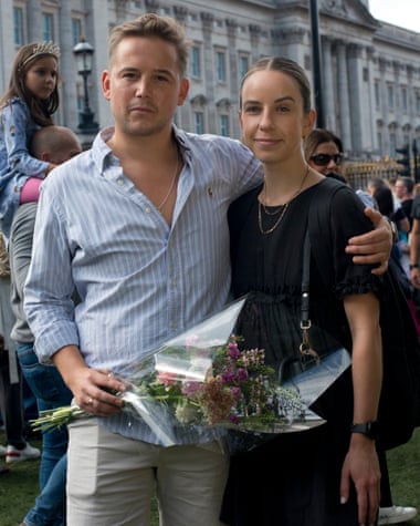 Sam Parton et Lily Reynolds devant le palais de Buckingham