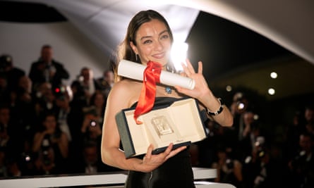 Merve Dizdar with her best actress award.