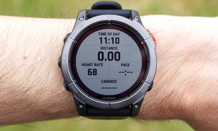 Το Garmin Fenix ​​7 Pro δείχνει διάφορες μετρήσεις λειτουργίας.