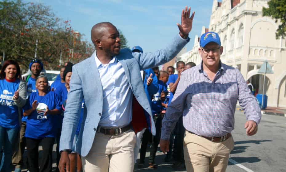 Mmusi Maimane waves to supporters