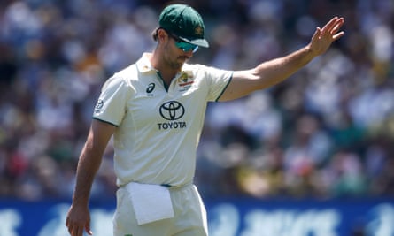 Mitchell Marsh z Australii macha do fanów w tłumie MCG.