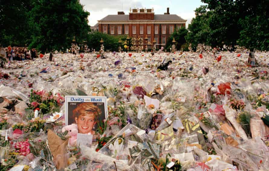 Kensington Palace efter Dianas begravning 1997.