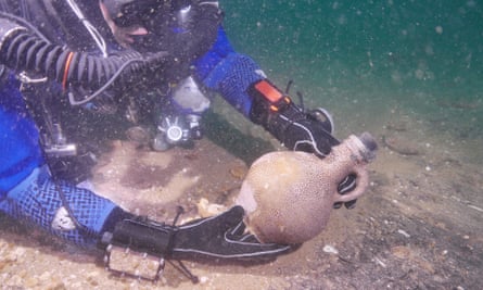 A diver holds a jug from the Klein Hollandia shipwreck.