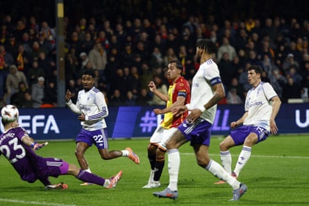 Mats Deijl scores Go Ahead Eagles’ second goal against Aston Villa.
