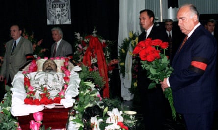 Russian prime minister Viktor Chernomyrdin attends the funeral of Ivan Kivelidi in 1995.