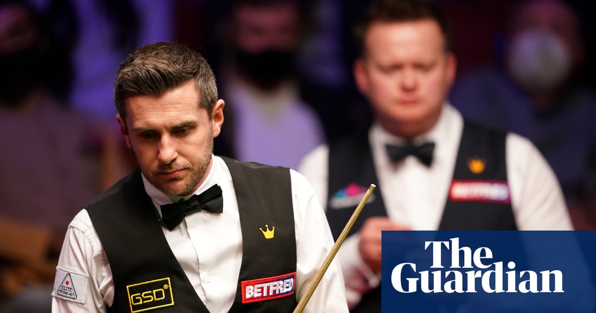 Mark Selby fights back to lead Shaun Murphy after first day of final