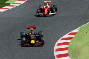 Red Bull的Max Verstappen在加泰罗尼亚领导法拉利的Kimi Raikkonen