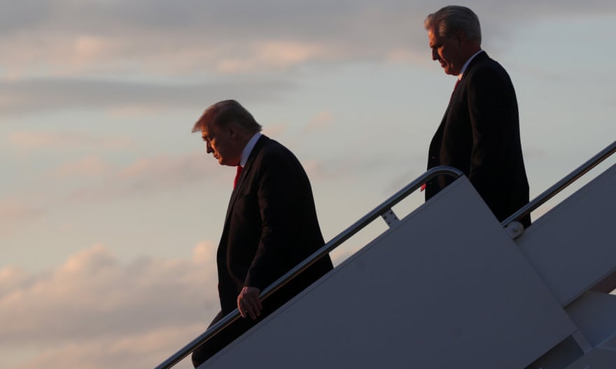 Kevin McCarthy sigue a Trump desde el Air Force One en la Base Conjunta Andrews, Maryland, en mayo de 2020.