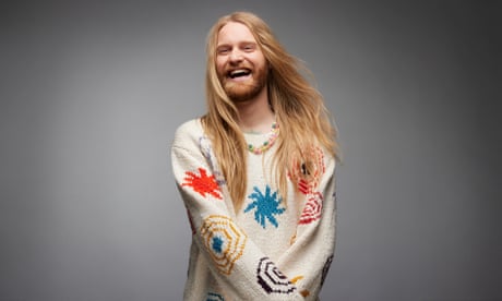 سم رايدر با گردنبندهاي رنگارنگ و مهره اي