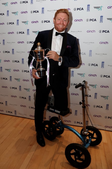 Jonny Bairstow avec son prix du joueur masculin de l'année en octobre.