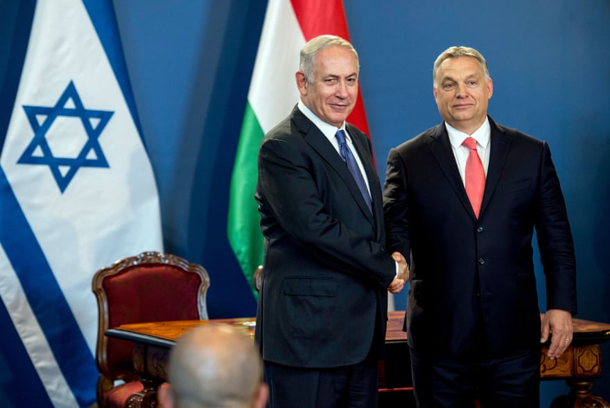 Benjamin Netanyahu and Viktor Orbán shake hands as they give a joint press conference in Budapest in 2017