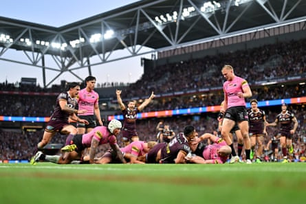 Deine Mariner scores a late try for the Broncos to level the scores