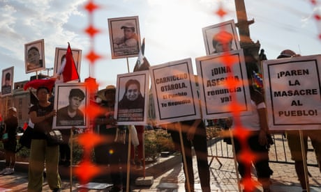 Los manifestantes muestran retratos de personas que murieron durante las protestas que rechazan a Dina Boluarte como presidenta de Perú, en Lima, el 12 de enero.