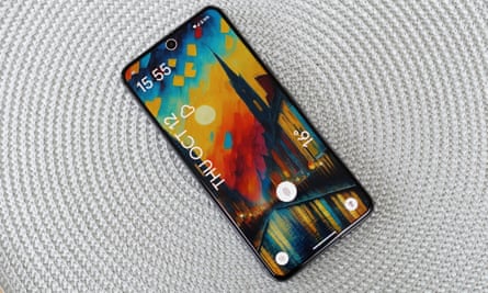 The lockscreen of the Pixel 8 Pro showing the face unlock symbol around the camera.