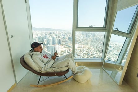 Jesse Lingard thư giãn tại căn hộ của anh ấy ở thủ đô Hàn Quốc.