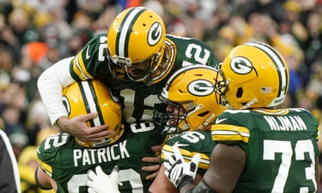 Rodgers breaks Favre's career TD mark as Packers hold off Browns fightback, NFL