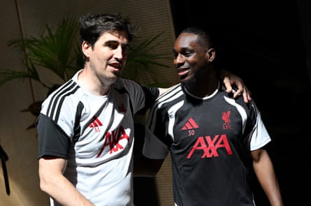 Andoni Iraola with Liverpool right-back Jeremie Frimpong