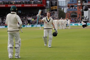 El australiano Steve Smith levanta su bate en agradecimiento por la ovación que recibe cuando abandona el campo después de perder su wicket por 211.