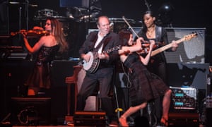 Hans Zimmer Review Film Score Showman Has Fun Scaling The