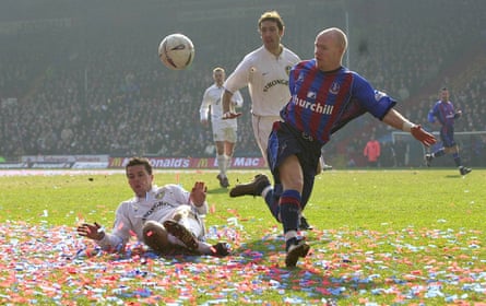 Andy Johnson berjuang untuk menguasai bola selama pertandingan Piala FA Crystal Palace melawan Leeds di Selhurst Park pada Februari 2003