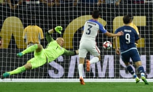 Brad Guzan遭到Gonzalo Higuain的殴打。