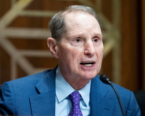 रॉन विडेन 15 अप्रैल 2026 को यूएस कैपिटल में सीनेट की वित्त समिति की सुनवाई में बोलते हैं।