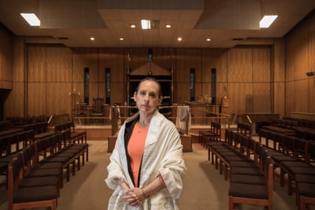 Rabbi Charley Baginsky standing in a synagogue