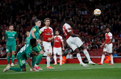 Welbeck heads home Arsenal’s second.