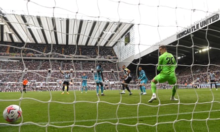 Callum Wilson memasukkan bola melewati Fraser Forster saat Newcastle mengalahkan Spurs 6-1