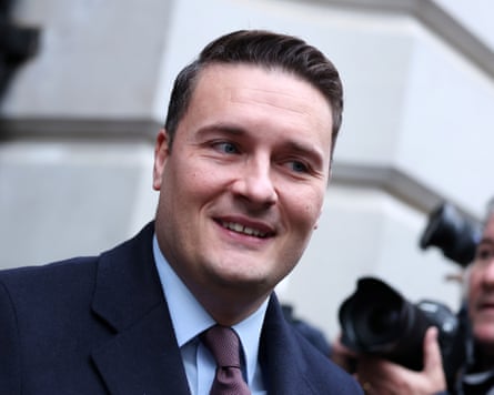 Close de Wes Streeting fora de Downing Street com câmeras de imprensa ao fundo