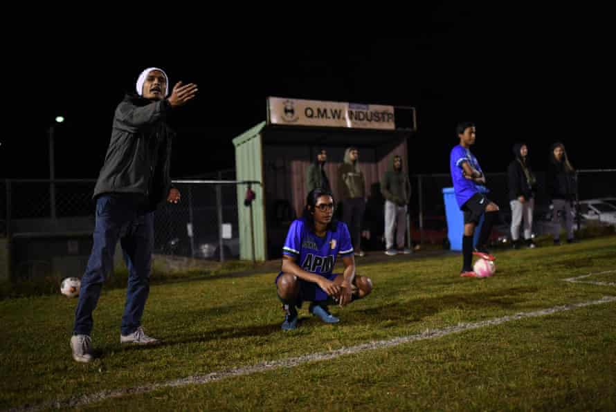 Mohamed Ibrahim, mantan pengungsi dan anggota QR The Brave FC, mengawasi timnya.