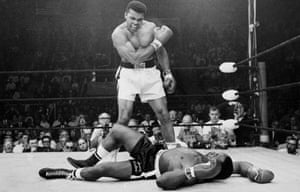 Muhammad Ali, entonces conocido como Cassius Clay, se destaca sobre Sonny Liston en su revancha de 1965